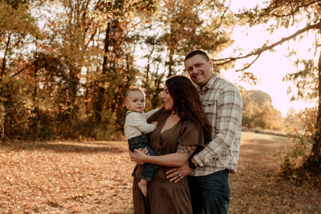 a family poses for a family photo in Oak Ridge Park in Clark, New Jersey